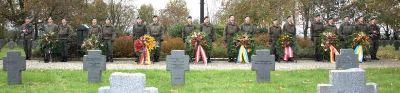 das Gedenken an die Soldaten und Zivilbediensteten der Garnison Allentsteig hin. 08 www.tüpl.at Gedenken Foto: alle v.l.n.r.: 1.
