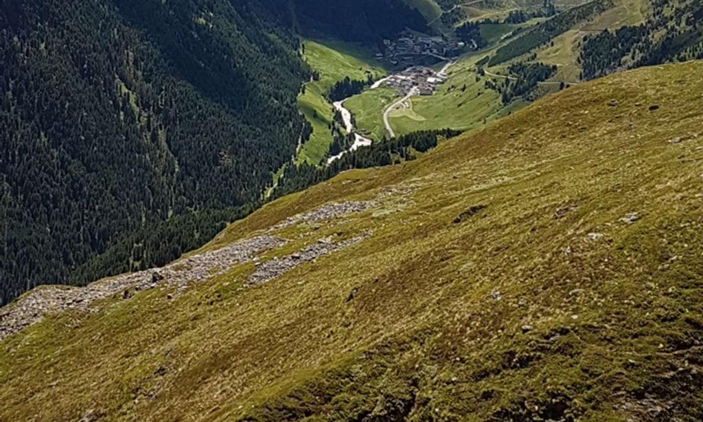 Uns führt der Panoramaweg in das ehemalige Bergsteigerdorf Vent welches auf etwa 1900 m liegt. Der Weg bietet herrliche Ausblicke in die Stubaier Alpen und das Ötztal.