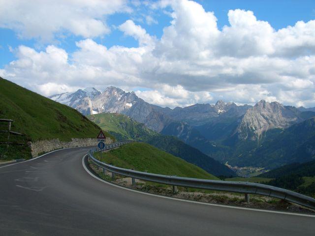 Eingeschlossen ist es von den Gipfeln der Sella-Gruppe (3151m) im Osten und dem Langkofel (3181m) im Westen. Der Passübergang bildet die Verbindung zwischen dem Grödner Tal und dem Fassatal.