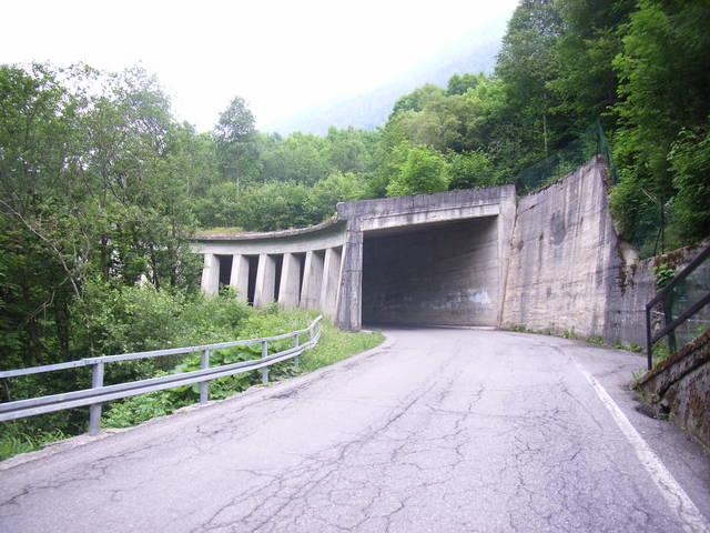 Diese Aussicht endet bei Km 3,8 der Auffahrt, wo die Passstraße ins westliche Seitental einbiegt und für ein 1,2 km langes Stück deutlich steiler wird, bevor man auf einer 1,5 km langen Abfahrt