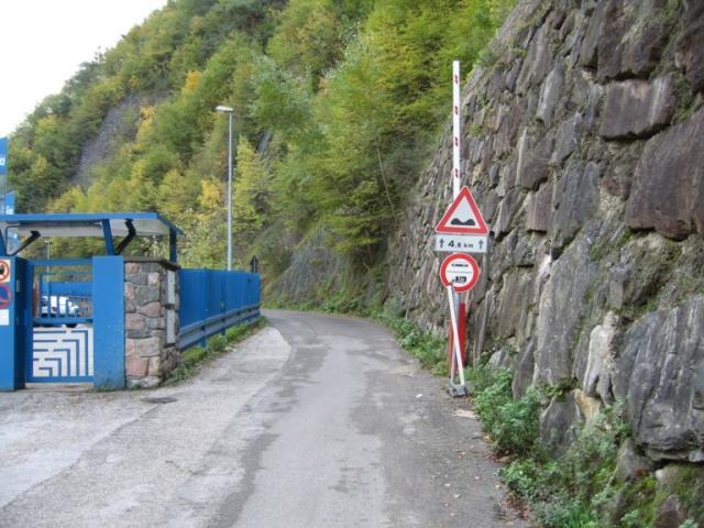 Abzweigungen nach rechts. Die erste führt in Richtung Steinegg und weiter ins Eggental (der Weg zum Karerpass).