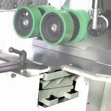 ROLLEN AM ARBEITSTISCH Die Maschine kann mit motorisierten, in den Arbeitstisch integrierten Rollen ausgestattet werden, um die
