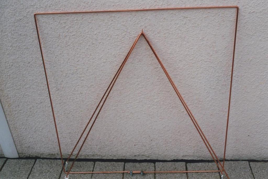 Teile der zerlegbaren Pyramide Bei den beiden Seitenelementen untere Enden im