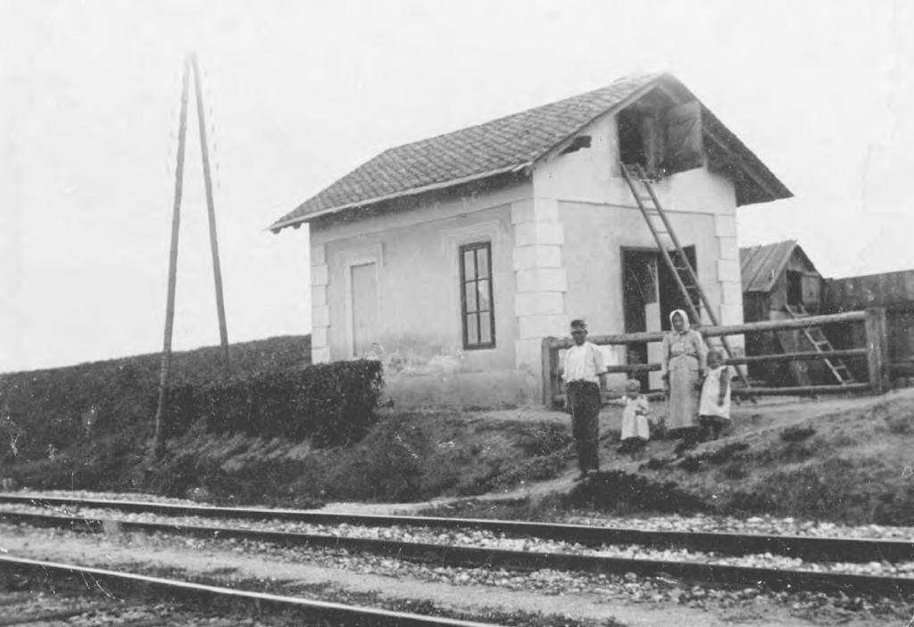 Bahnwächterhaus an der Grenze, 229 - diese Nummer erhielt später das Milchhaus - mit der Bahnwächterfamilie Johann Hruzek.