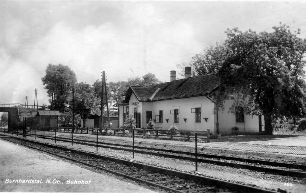 Die Bahnhaltestelle im Jahre 1932.