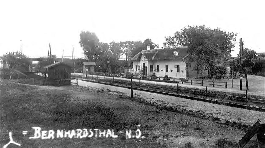 Die Bahnhaltestelle 1932 mit Brücke und Signalhäusl. Je nach Anfahrtsrichtung eines Zuges wurde zwei- oder dreimal geläutet.
