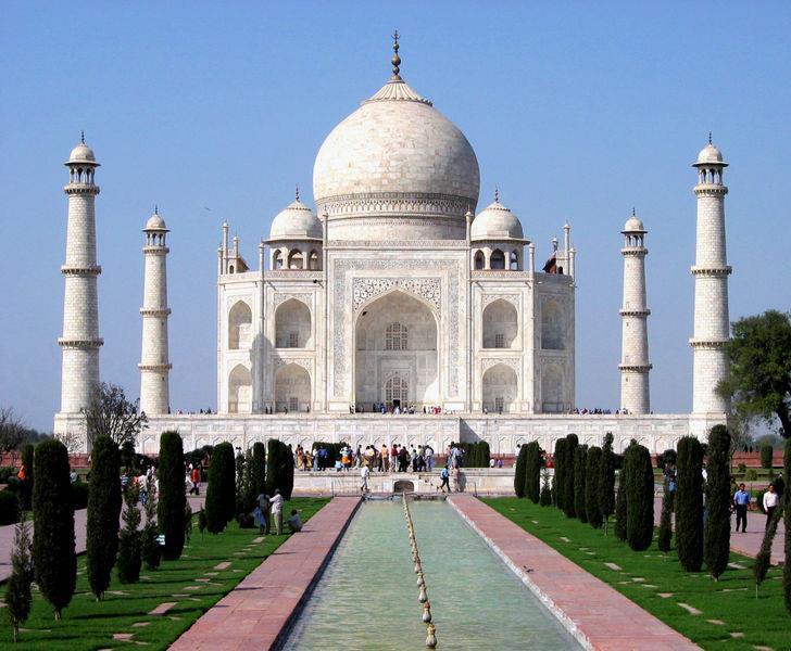 Grab des Humayun: Vorläufer des Taj Mahal. Die Marmorkuppel über dem Grab des Mogul-Kaisers ragt 43 m hoch, das quadratische Gebäude in deutlich persischem Stil birgt eine achteckige Grabkammer.