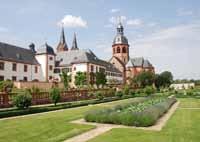 Herzlich willkommen in der ehemaligen Benediktinerabtei Seligenstadt! Am Ufer des Mains wurde im Jahr 828 das Kloster Seligenstadt gegründet.