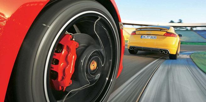 Das Rot der Bremssättel kann am wenigsten für die Top-Verzögerung wellen und größeren Ventilhub. Das Ergebnis: 340 statt 325 PS, 380 statt 370 Nm. Unverändert dagegen: die Charakteristik.