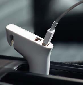 Lifesaver verbindet als smartes Multitool Gurtschneider, Notfallhammer und Carcharger mit doppeltem USB- Ausgang für parallele Ladevorgänge.