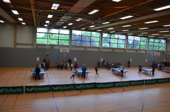 Endrunde Schulmeisterschaften Tischtennis Schulmeister geehrt Am vergangen Freitag spielten in der Sporthalle der Sekundarschule 80 Schülerinnen und Schüler um die Titel der Kamp-Lintforter