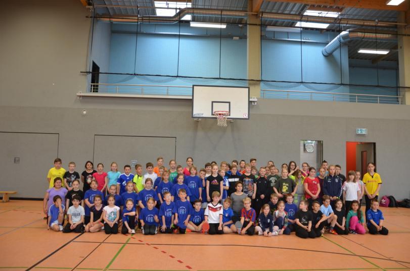 100 Schülern durchsetzen konnten, kamen mit ihren Lehrern und einigen Eltern zur Sporthalle des Post- Sportvereins, um an der Endrunde des von den Kamp-Lintforter Stadtwerken sowie dem Moerser TT-