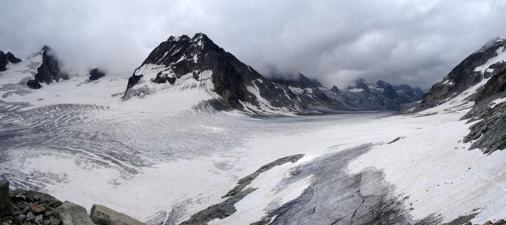 In der Küche arbeitet ein Sherpa. Tibetische Gebetsfahnen wehen ca. 50m oberhalb der Hütte auf dem Pointe de Vignette.