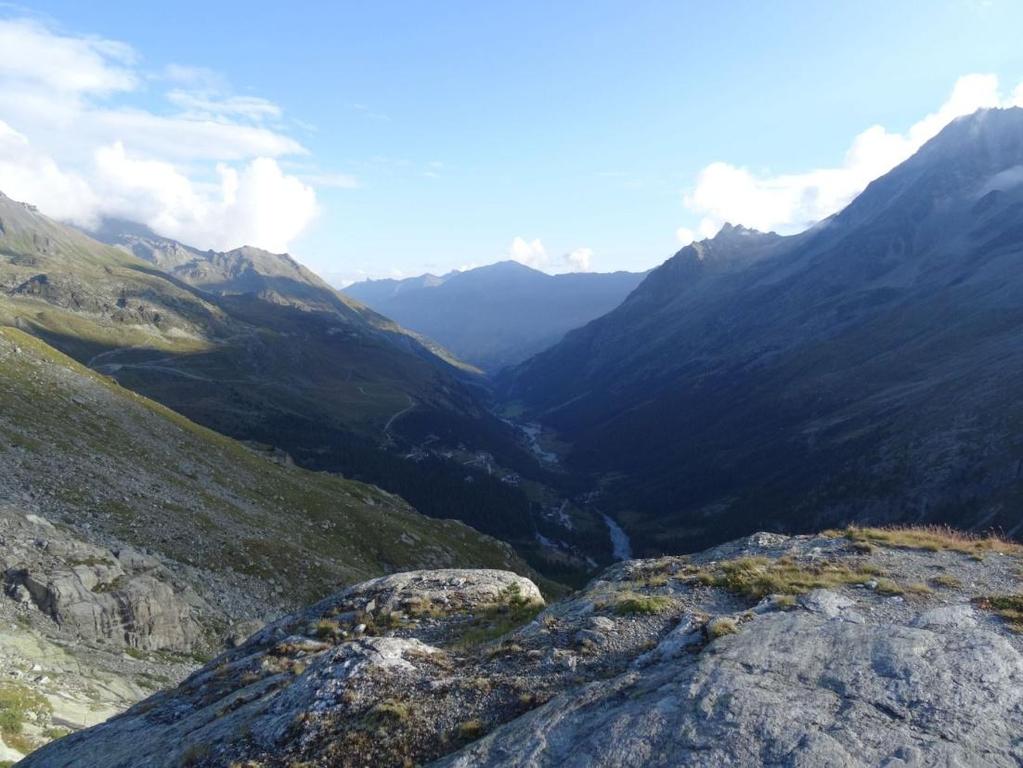 Val d Arolla nach Norden Talschluss nach Süden mit dem Mont Collon Ein sanfter Anstieg bis zu dem Punkt wo steile Kehren hinauf zum Plan de Bertol führen.