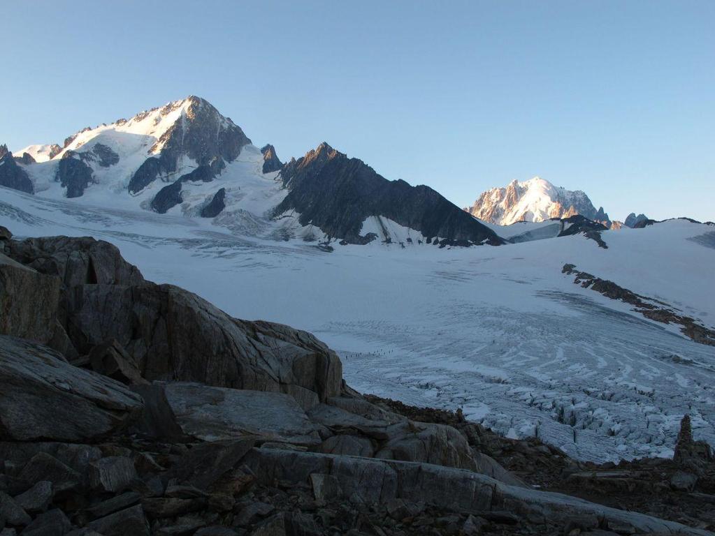 Aiguille du Chardonnet 3824m 2. Tag Um 7 Uhr sind wir startklar. Der Klettergurt ist obenauf gepackt.