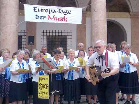 Sie lobte außerdem die Unterstützung durch den Landshuter Turmbläser musica Ahrenensis unter der Leitung von Margarete Ertl mit seinem Repertoire von Cesar Bresgen, Arne Mellnäs und Robert Sund, die