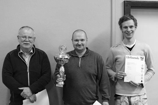 0:1 Der Gifhorner Jegor Bickert nahm die Glückwünsche von Turnierleiter Carsten Behrend (li.) und Klötzes Abteilungsleiter Heiko Kaworski (re.) für den Turniersieg entgegen.