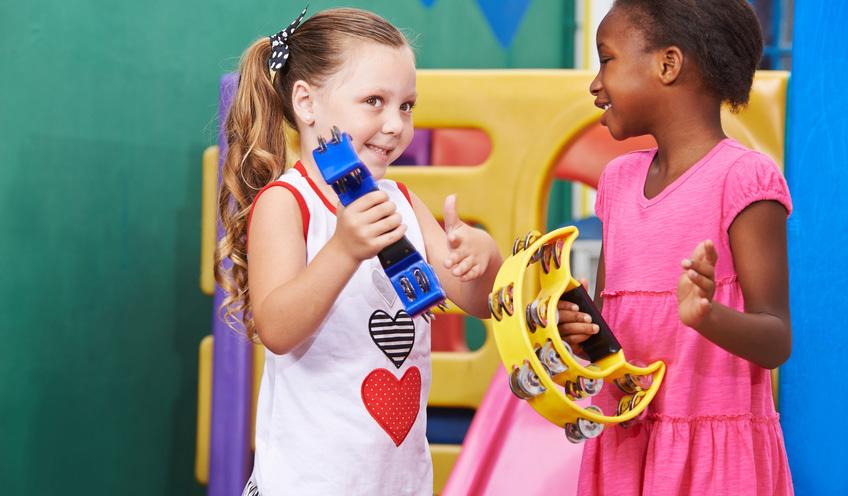 Angebote für Eltern und Kind Musikgarten für Kinder von eineinhalb bis vier Jahren GEMEINSAM MUSIZIEREN aktiv musizieren sich zur Musik bewegen, Musik erleben, Instrumente spielen, Musik hören und