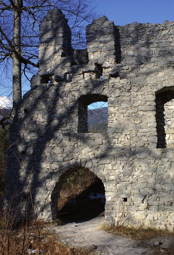 Burgruine Werdenfels Die Ruine Werdenfels ist ein Bauwerk aus dem Jahr 1219. Sie ist eine zerfallene alte Burg, die man noch erkennen kann.