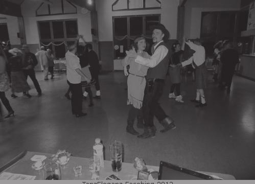 tanzten die Paare in geselliger Runde bis nach Mitternacht auf großer Tanzfläche.