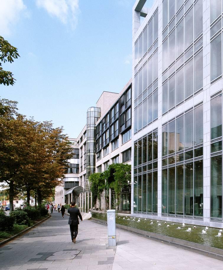 KfW Bankengruppe Wir stellen uns vor l Sitz in Frankfurt, Niederlassungen in Berlin und Bonn l 3.800 Mitarbeiter l 71 Mrd.