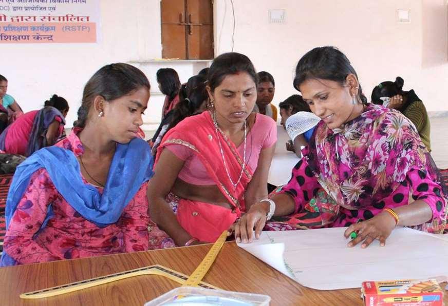 Die Frauen, die sich dafür entscheiden einen Dorfladen aufzubauen, bekommen eine umfassende Ausbildung.