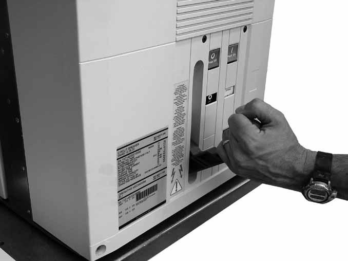 6.3. Ein- und Ausschalten des Leistungsschalters Die Schaltungen des Leistungsschalters können manuell oder elektrisch erfolgen (Abb. 6 - Abb. 7).