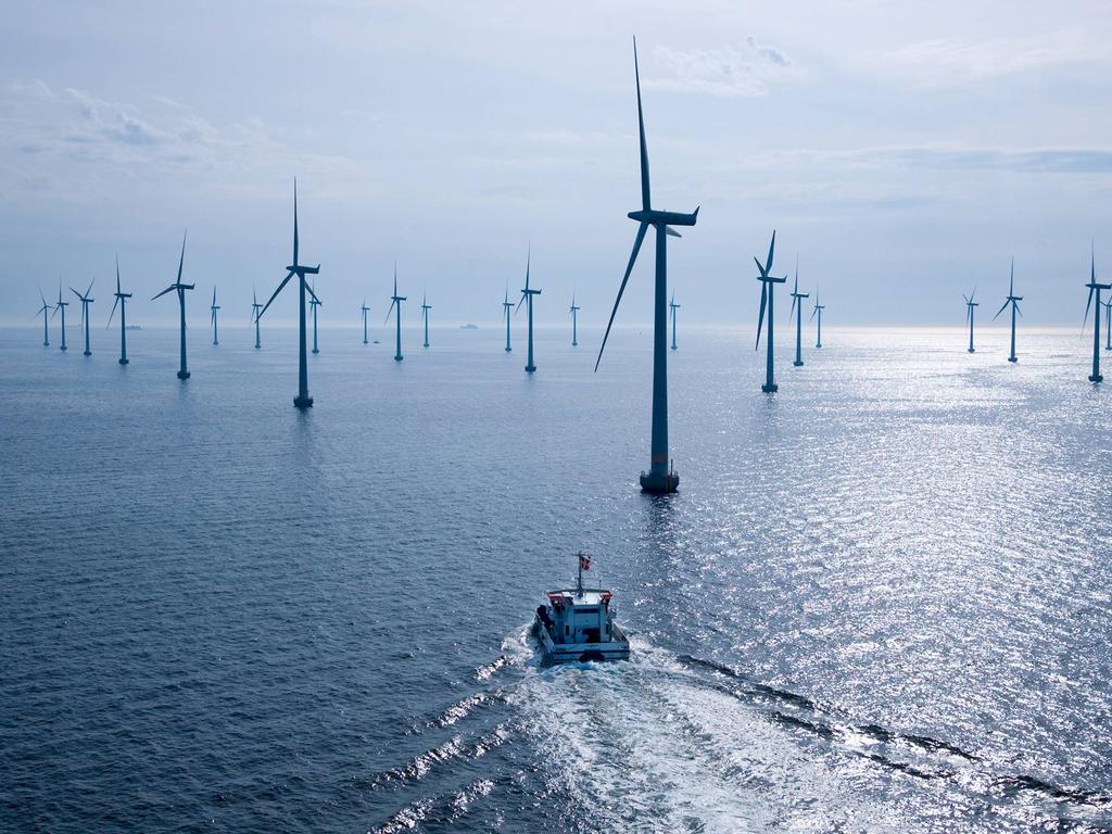 Den Wind auf hoher See einfangen: Windparks mit der Leistung großer Kraftwerke Beispiel: Der schwedische Offshore-Windpark Lillgrund im Öresund zwischen Malmö und Kopenhagen.