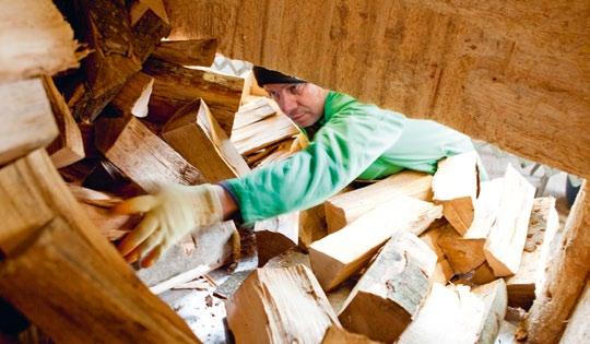 Interview. Qualität die wichtigste Voraus setzung für einen Lieferanten Das Holz wird für die Verpackung vorbereitet.
