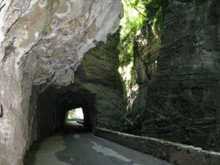 parken) hinein in die sehr enge, wild romantische Brasa-Schlucht