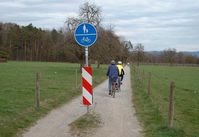 Bild 19 Der Weg von Tunau nach Kressbronn ist zu schmal und beidseitig von Stacheldraht