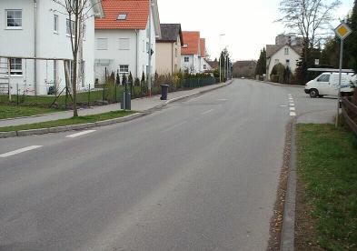 2. Eriskirch / Mariabrunn: Mariabrunner Straße (K7780) Bild 3 Mariabrunner Straße an der Einmündung: Kein Angebot für den Radverkehr in der Ortsdurchfahrt.