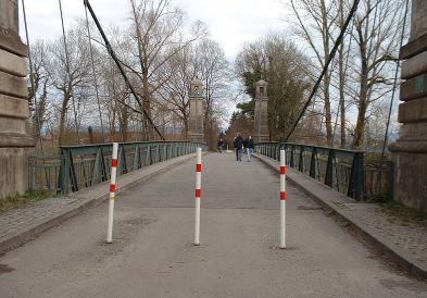 Bild 12 Die Kabelhängebrücke ist ein anspruchsvolles Hindernis für Radfahrer: Der Abstand der Absperrpfosten von 1,0 m ist für Fahrradanhänger oder Tandems eine Herausforderung.