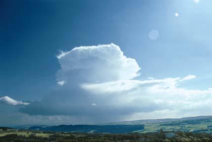 Die nun entstehende kleine, blumenkohlförmige Wolke mit flacher Untergrenze wird als Cumulus humilis bezeichnet.
