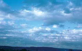 Unterteilte Schichtwolken Schichtwolken Quellwolken 5 oder 7 km Oberes Stockwerk Eine unendliche Vielfalt von Wolken belebt den Himmel.