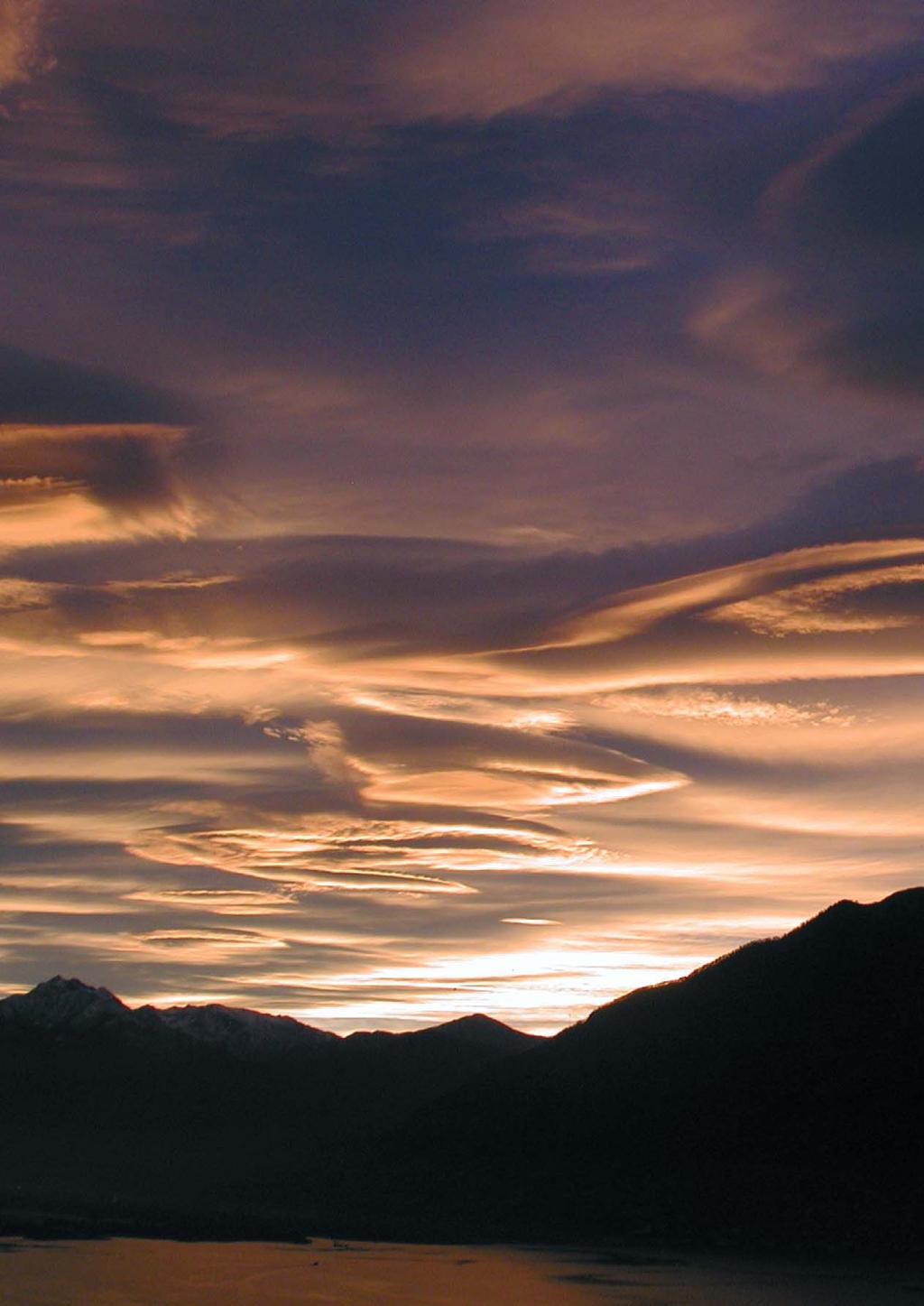 Die Dicke der Wolkenschicht nimmt mit zunehmender Entfernung vom Alpenkamm immer mehr ab, im Jura ist die Wolkendecke in den meisten Fällen bereits aufgerissen.
