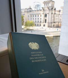 Amtliches Handbuch: Auskunft über Bestimmungen und Lebensläufe Ein Standardwerk zu Arbeitsgrundlagen und Zusammensetzung des aktuellen Bundestages ist das 1.