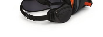 Helm-Tragesystem des Kode ABS Compatible 22+10: 1 Suchen Sie die RV-Eingrifftasche an der Front des Rucksacks und ziehen Sie die verstaubare Helm- Trageklappe aus der Tasche.