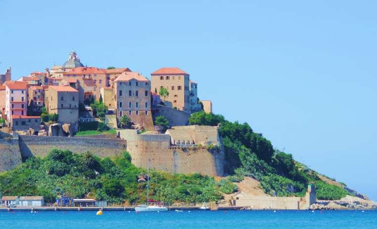 Der Garten von Korsika Region & Ort Calvi Die historische Stadt Calvi ist ein malerischer kleiner Hafenort mit der berühmten Zitadelle die vor dem Golf von Calvi majestätisch auf einem Felsen