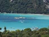 Der Süden Korsika Provinz Sud Corse Korsika zeigt hier Ihre ganze Schönheit mit den hohen Bergen der Montagne de Cagna vor dem türkisfarbenen