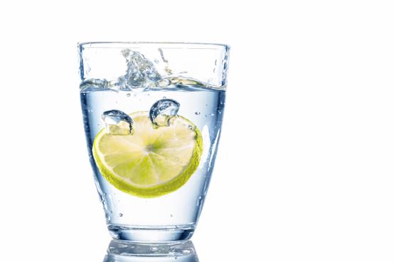 4. Wasser Unser Körper besteht zu etwa 60 70% aus Wasser. Ohne genügend Flüßigkeitszufuhr kann unser Körper nicht bestens funktionieren.