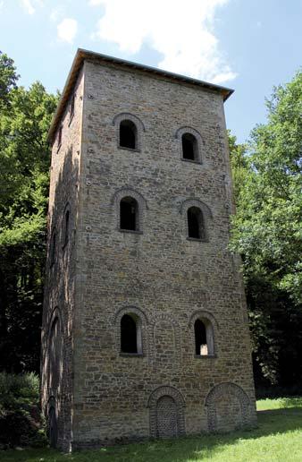 Denkmalschutz stehende Malakowturm der Zeche Brockhauser Tiefbau das Landschaftsbild des Taleinschnitts.