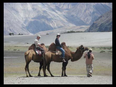 Ein atemberaubendes Panorama der Karakoram Berge bietet sich uns. Am Nachmittag Besuch der Monastrien Sumur und Samstanling (hier lebt das Oberhaupt von Ladakh, H.