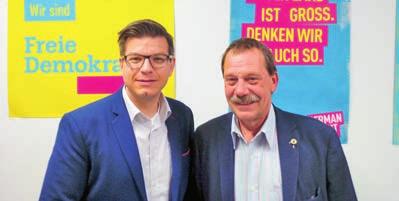 Matthias Tramp, Geschäftsführer der Stadtwerke Wolfenbüttel, gratuliert seinem IT-Mitarbeiter zu der Auszeichnung: Wir sind stolz auf ihn und begrüßen sein kulturelles ngagement, sagt er und fügt an: