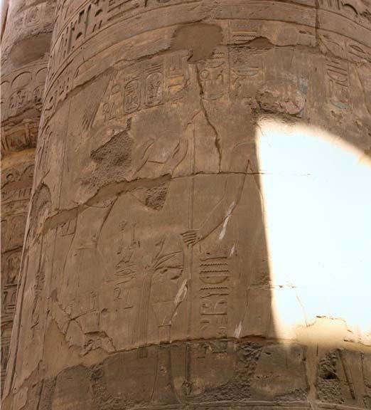 Die Dekoration Sethos I. lässt sich problemlos von der späterer Pharaonen unterscheiden. Sethos I. lässt in feinem erhabenem Relief arbeiten, Ramses II. und Ramses IV. in versenktem Relief.