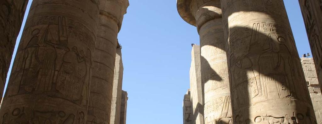 So stehen sich jeweils Amun-Re und Amun-Re (zum Beispiel Säulen 1 und 7 mit den Bildfeldern 2) oder Amun-Re- Kamutef mit Amun-Re-Kamutef (zum Beispiel Säulen 1 und 7 mit den Bildfeldern 1) mit