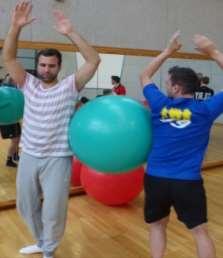 Einleitung Die Schülerinnen und Schüler (SuS) lernen den Umgang mit dem Sportgerät Gymnastikball kennen.