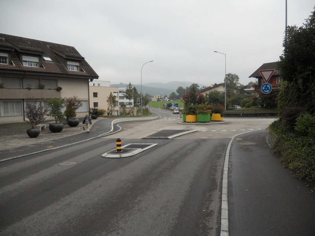 Kreiselfahren Hauptstrasse - Rütiweidstrasse 1. Tempo verlangsamen 2.