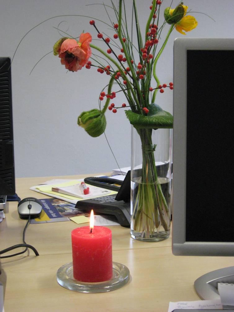 Organisatorischer Brandschutz: Keine offenen Flammen in Bürobereichen Brennende Kerzen sind nicht erlaubt!