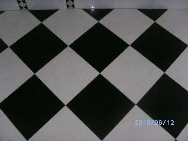 5.3. Fliesenlegen Familie Karner bekommt im Bad neue Fliesen. Der Fußboden des 2,80 m x 3,70 m großen Badezimmers wird mit schwarzen und weißen quadratischen Fliesen so verlegt, wie das Foto zeigt.